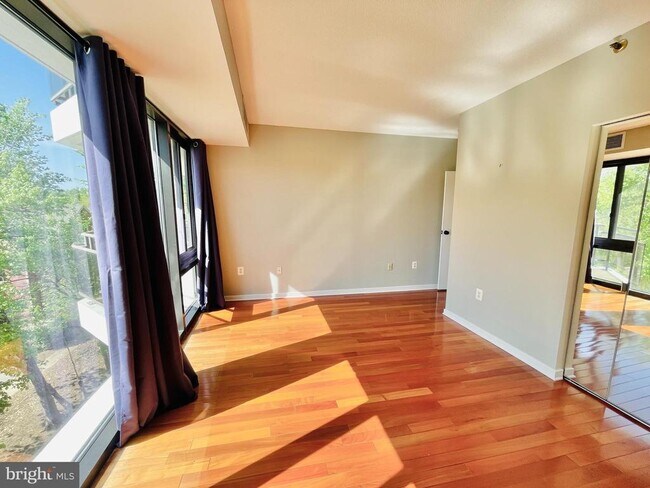 Building Photo - 1530 Key Blvd
