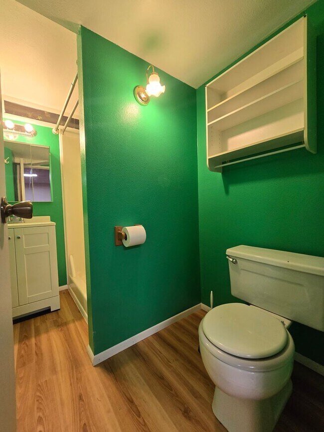 Building Photo - Spacious 4 Bedroom Home with Solar Panels, Fully Fenced Yard on Rimrock Rd