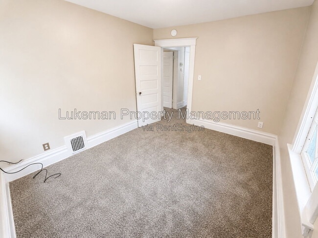 Building Photo - 917 Oak St
