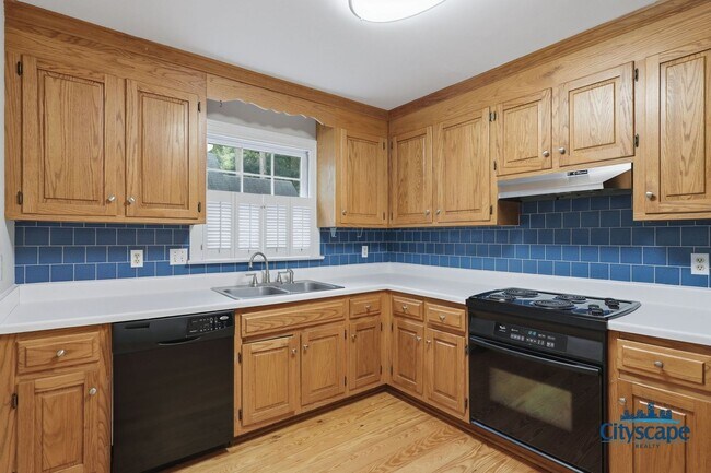 Building Photo - Charming Farmhouse-style Home Adjacent to Huguenot Park!