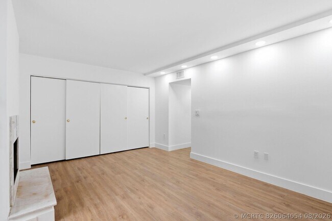 Building Photo - 1222 Hillsboro Mile