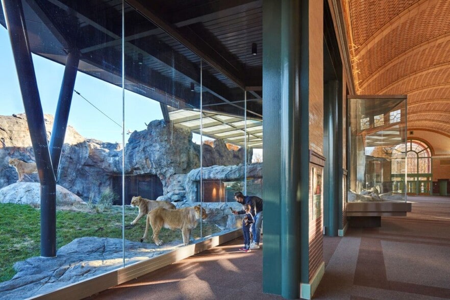 Lincoln park zoo - 8 minute walk - 223 W Wisconsin St