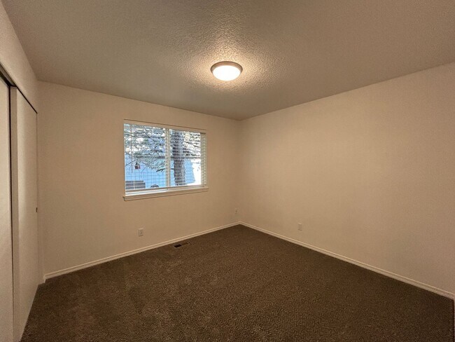 Building Photo - 1073 NE Hidden Valley Dr