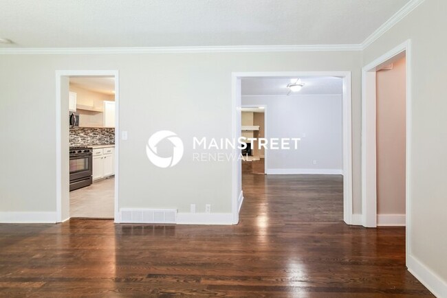 Building Photo - 1405 Country Club Dr