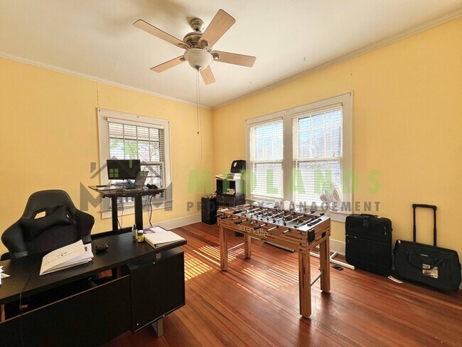 Building Photo - 2417B Clark Street