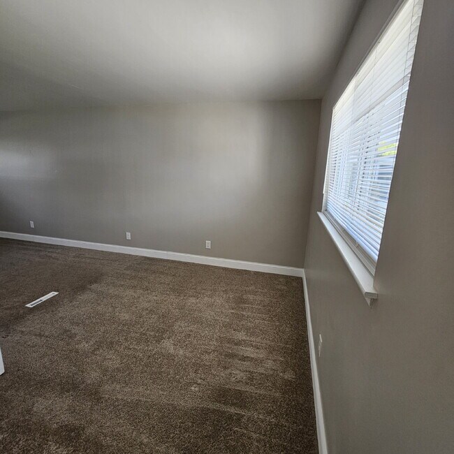 Building Photo - Updated 2 Bedroom Ranch with Open Living Room that Flows Through Kitchen, Dining Area to Great Ro...