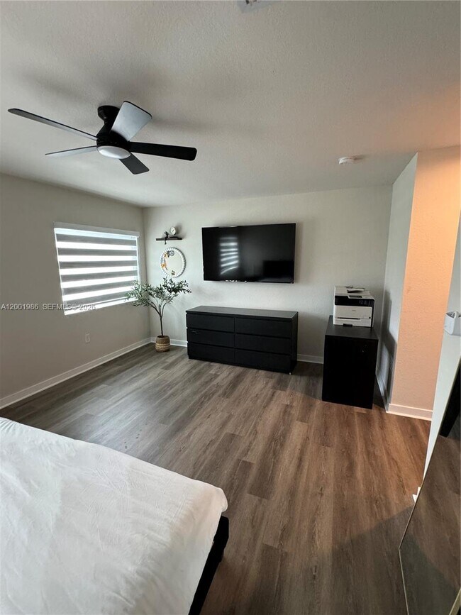 Building Photo - 1009 NW 4th Ter