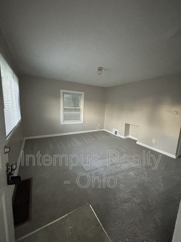 Building Photo - 692 S Wheatland Ave