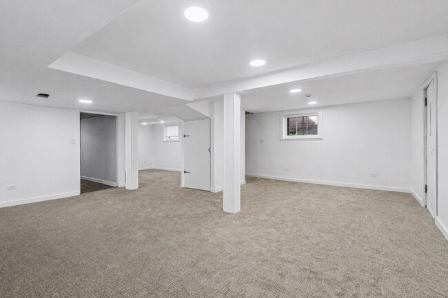 Building Photo - 5266 N La Crosse Ave