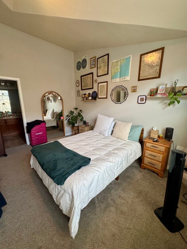 Building Photo - Updated Townhome in North Colorado Springs