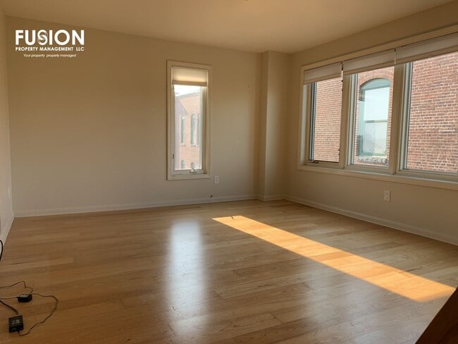 Building Photo - Top Floor Remolded Penthouse on College Street!