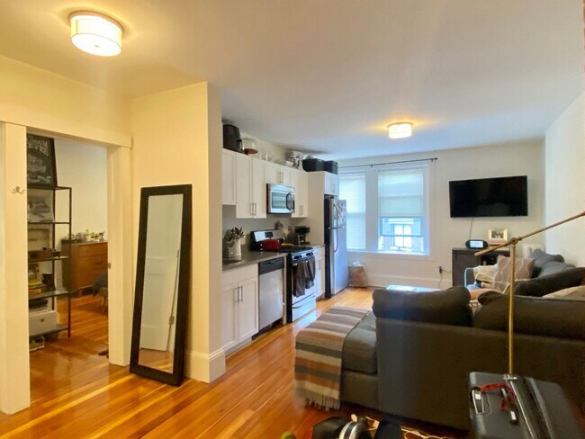 Building Photo - Nicely renovated 2 bed in Brookline.