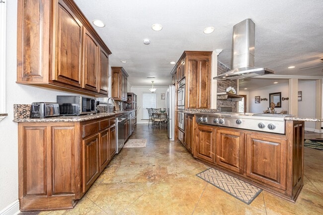 Building Photo - 3 Bedroom 2 Bath Back Bay Luxury Rental Home