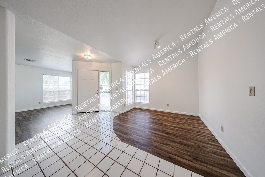 Building Photo - 15831 N 6th Ave
