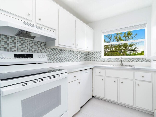 Building Photo - 2025 Miami Rd