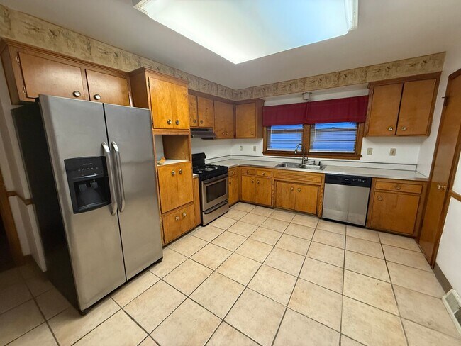 Building Photo - 3bd Ranch Euclid Cash Pay