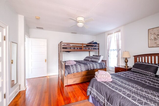 Building Photo - 406 NE 7th Ave