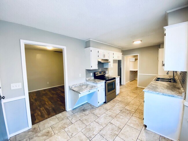 Building Photo - Move-In Ready 3 Bed 2 Bath In Union School...