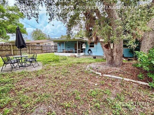 Building Photo - 649 Jacaranda St