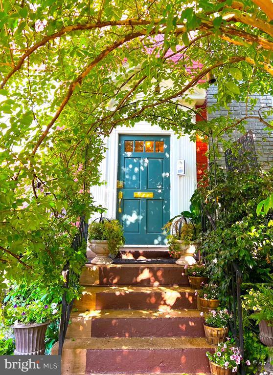 Building Photo - 721 12th St SE