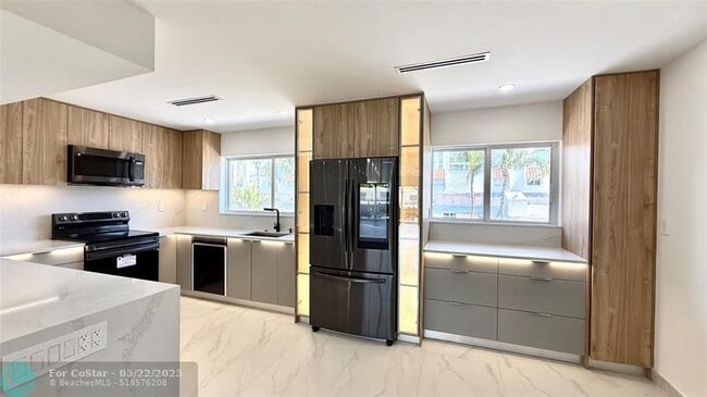 Building Photo - 3822 NE 171 St