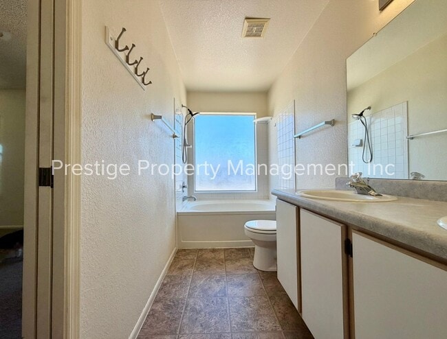 Building Photo - ***RENT SPECIAL*** 3/2 Beautiful Rita Ranch Home With Open Design!!!
