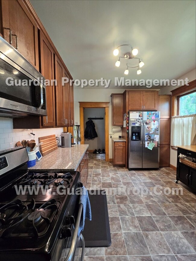 Building Photo - House Available Sep 1st, Move in special for Sep move-in! Updated Kitchen & Baths, Large Fenced Y...