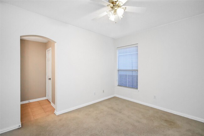 Building Photo - 10 E Artist Grove Cir