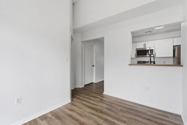 Building Photo - 1447 E Oakwood Ln