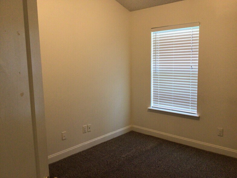 Building Photo - 11551 Oak Meadow Ln