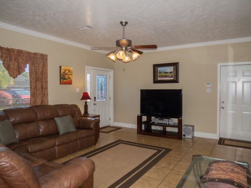 Building Photo - 617 E School St