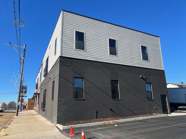 Building Photo - 104 E Market St