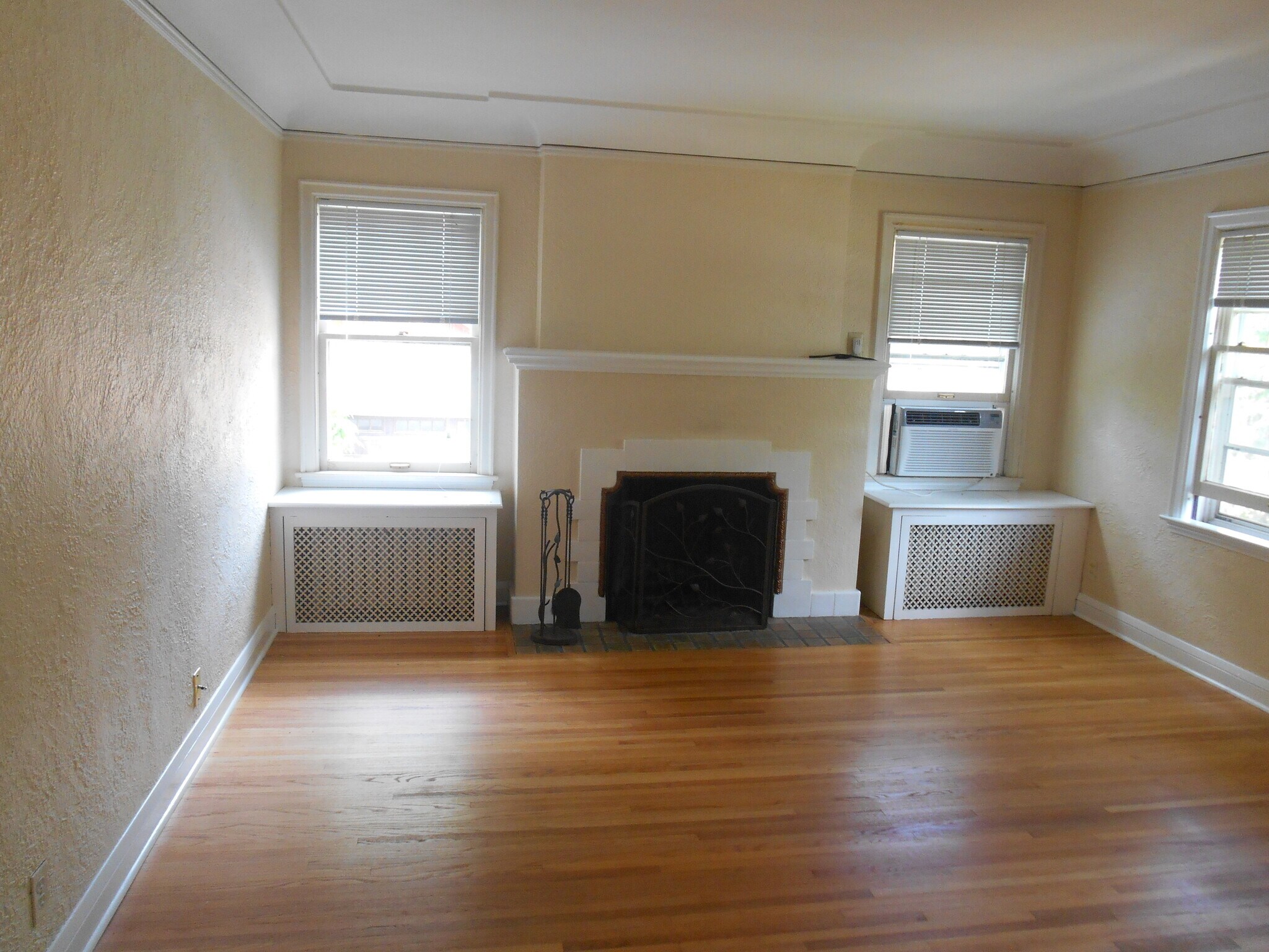 liv Rm - 2912 France Ave S