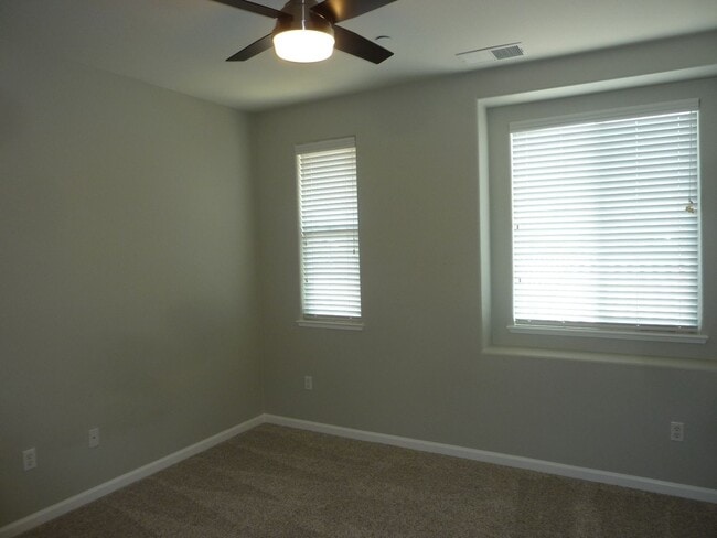 Building Photo - Nice Townhome w/ Detached Garage, Granite ...
