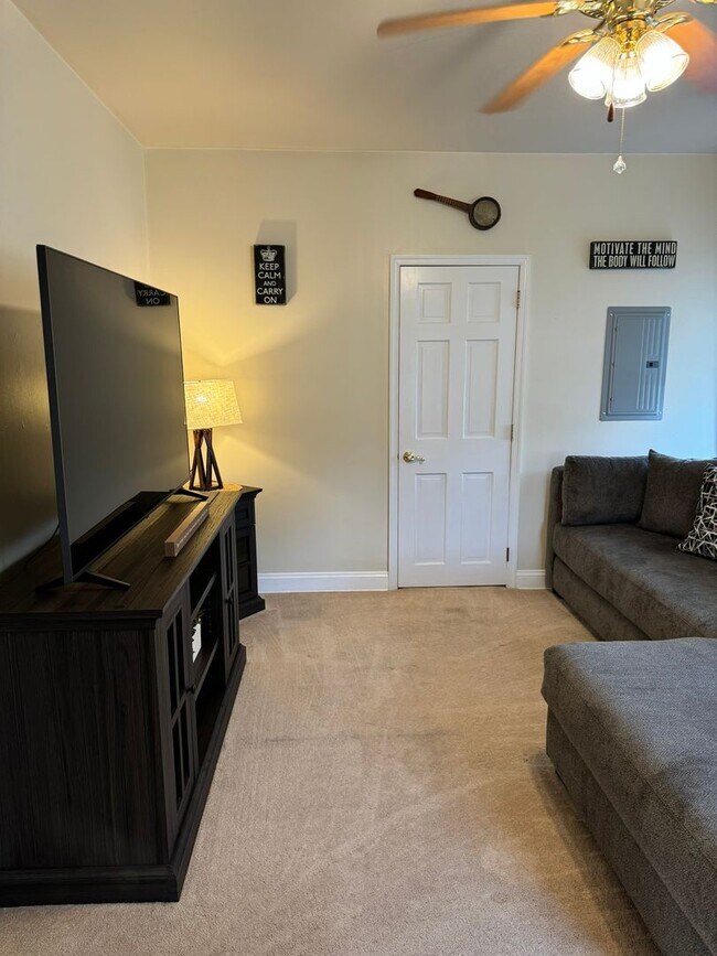 Building Photo - 412 E 4th St