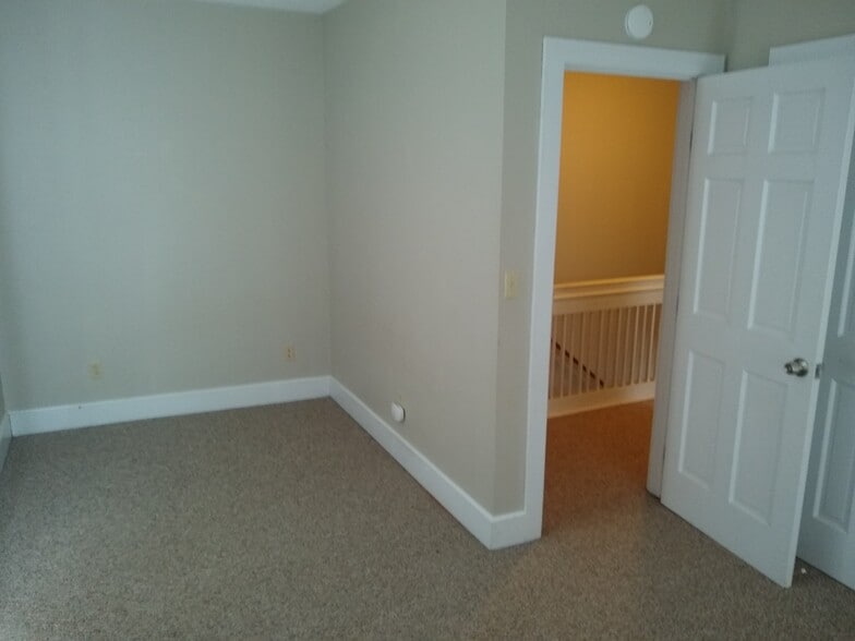 Back Bedroom - 1728 Washington St E