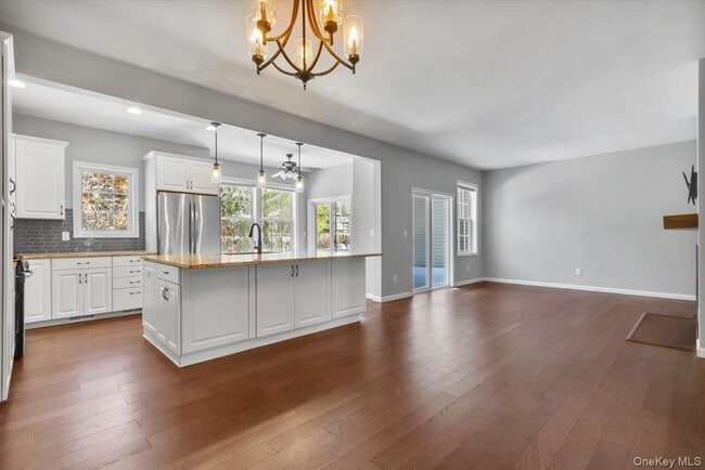 Building Photo - 135 N River Dr