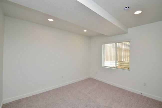 Building Photo - Spacious Saratoga Springs 4 Bed 3.5 Bath Corner Home with Stunning Views