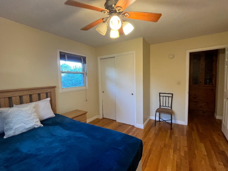 Building Photo - 2216 Delaware Dr