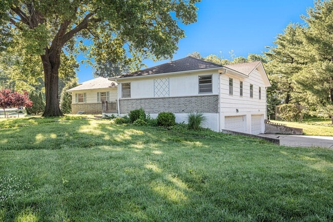 Building Photo - Move in Special!! Beautiful 3BR/2BA w/ Garage & Fenced Yard