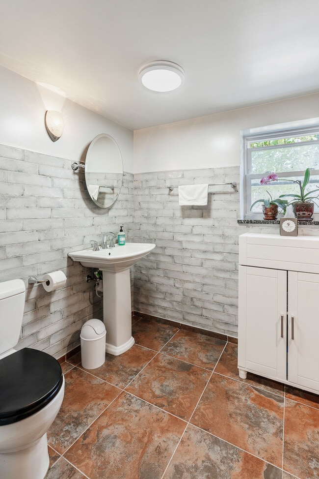 Building Photo - 1301 W Nelson St