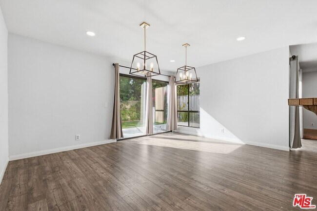 Building Photo - 833 Shadow Lake Dr