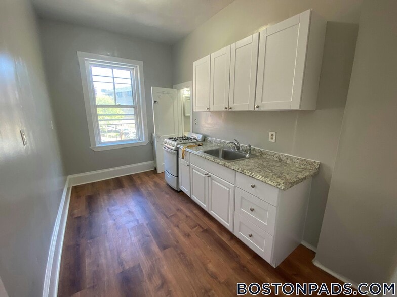 Building Photo - 447 Park Dr