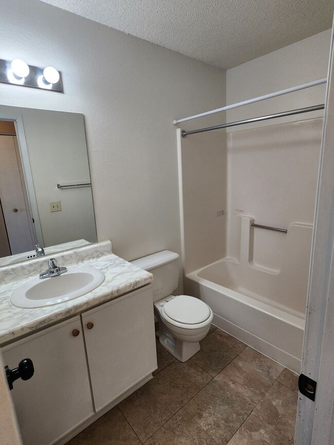 Building Photo - ~Applications Pending~ 3 Bedroom, 3 Bath Home for rent Close to the Hospital