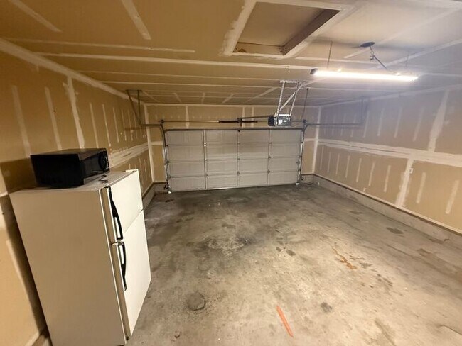 Building Photo - Puyallup 2 PLUS bedroom, 2 bath Large dupl...