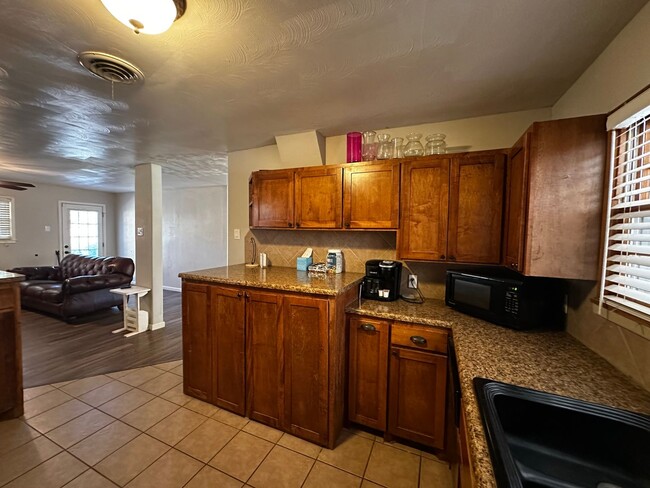 Building Photo - Three bedroom in central Lubbock