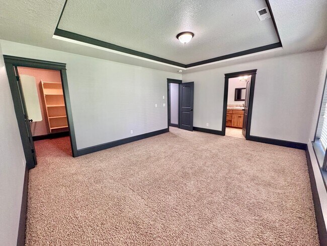 Building Photo - GORGEOUS Townhome...  LOCATION , LOCATION near Peace Health Hospital