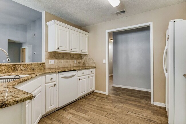 Building Photo - Welcome to your dream home! This stunning ...