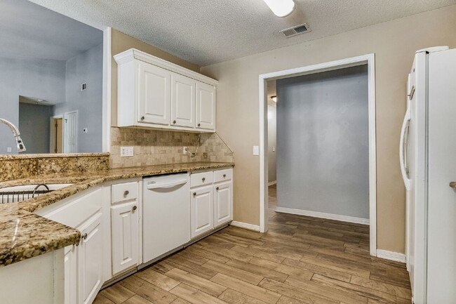 Building Photo - Welcome to your dream home! This stunning 4-bedroom, 3-bathroom residence is perfectly situated n...