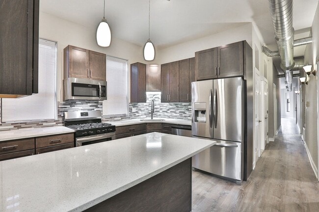 Building Photo - HUGE Condo Quality 4bed/2bath in Hot Wicker Park! Central Air! In-Unit Laundry! Deck! FREE Internet!